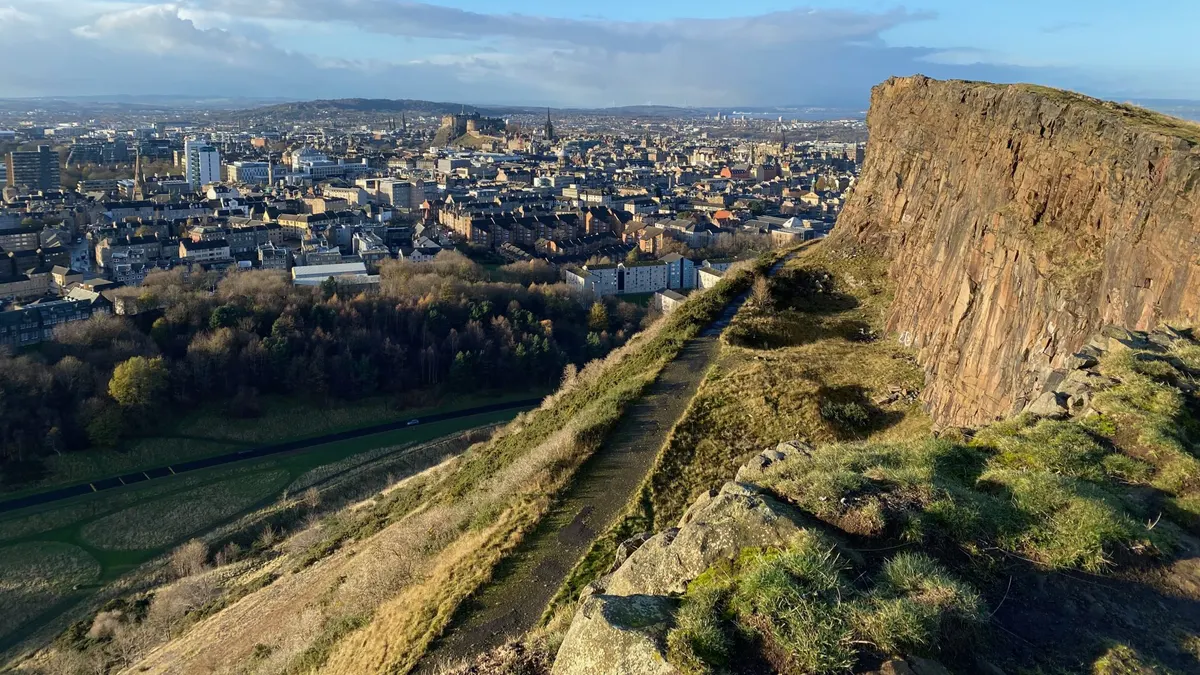 Toà nhà Quốc hội Scotland (Holyrood): chi phí tăng từ 195 lên 431 triệu bảng khi thầu hợp đồng lúc thiết kế và phạm vi công việc chưa rõ